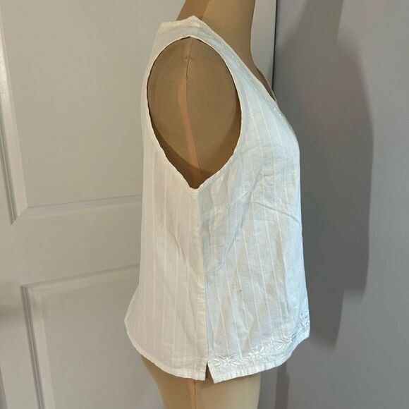 Fashion Bug NWT Sleeveless White Flower Embroidered Top - Picture 4 of 5